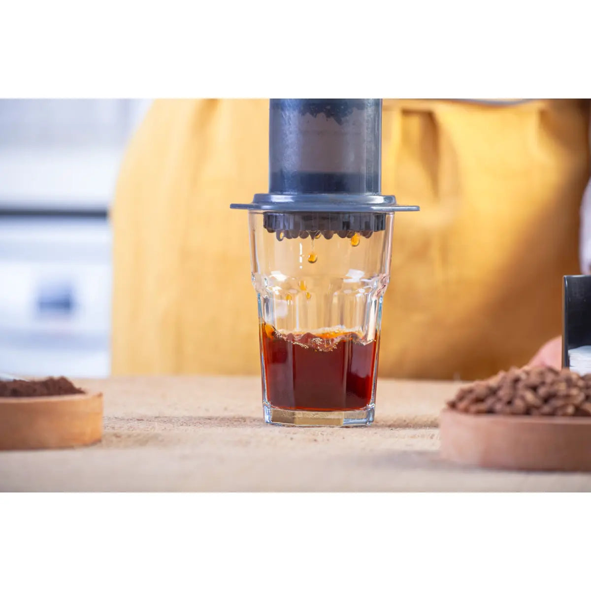 MONT58 Brazil Single Origin Coffee Beans aeropress sripping to glass