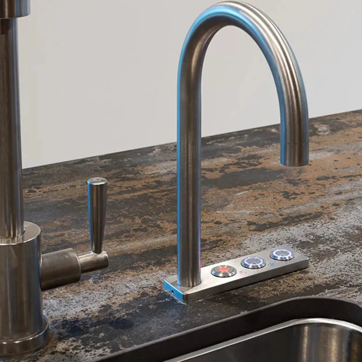Quatreau SmartTap™ Rugged High-Volume Hydration Hub - Without Driptray
